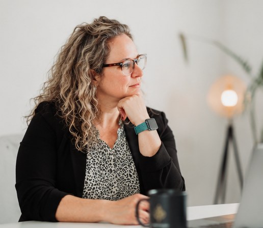 Sabrina Tessier, songeuse, à son bureau