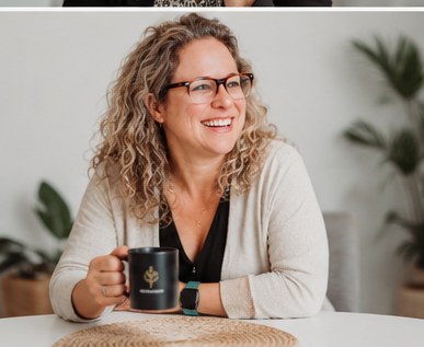 Sabrina Tessier souriante, une tasse à la main